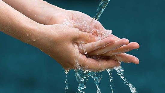 lavarse las manos con agua con sal